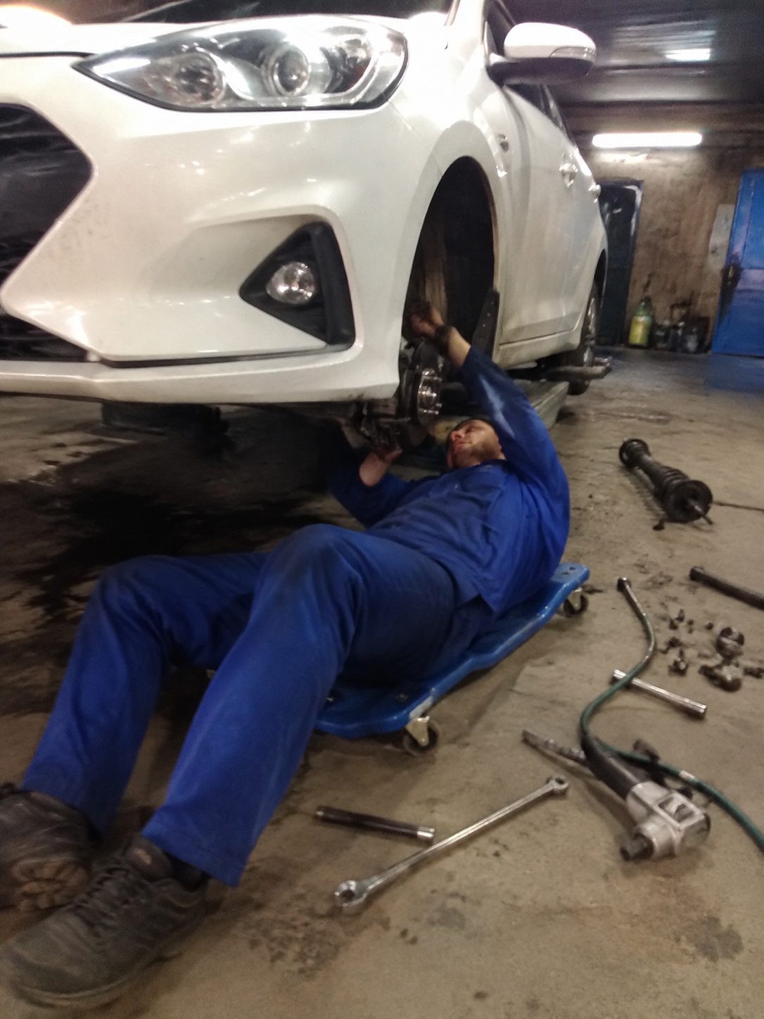 Мастер осматривает подвеску Hyundai